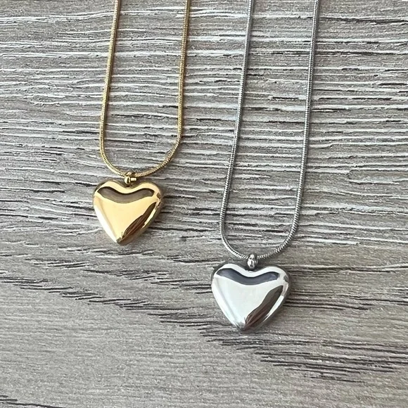 FINAL SALE | dainty necklace with heart pendant - Picture 3 of 6